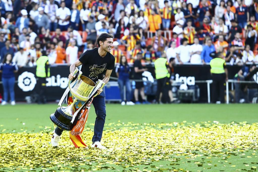 EuropaChe's tweet image. 6 años que parecen una eternidad. ¿Dónde habría llegado esa plantilla si no se hubieran cargado el proyecto porque sí? Eternamente agradecidos a esos jugadores y el cuerpo técnico por aquélla, la última gran noche del Valencia CF, antes de que lo mataran. Ni olvido ni perdón.