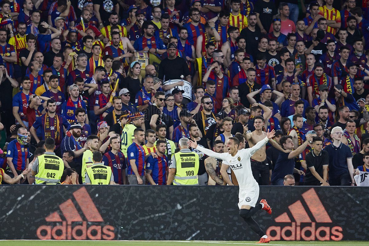 EuropaChe's tweet image. 6 años que parecen una eternidad. ¿Dónde habría llegado esa plantilla si no se hubieran cargado el proyecto porque sí? Eternamente agradecidos a esos jugadores y el cuerpo técnico por aquélla, la última gran noche del Valencia CF, antes de que lo mataran. Ni olvido ni perdón.