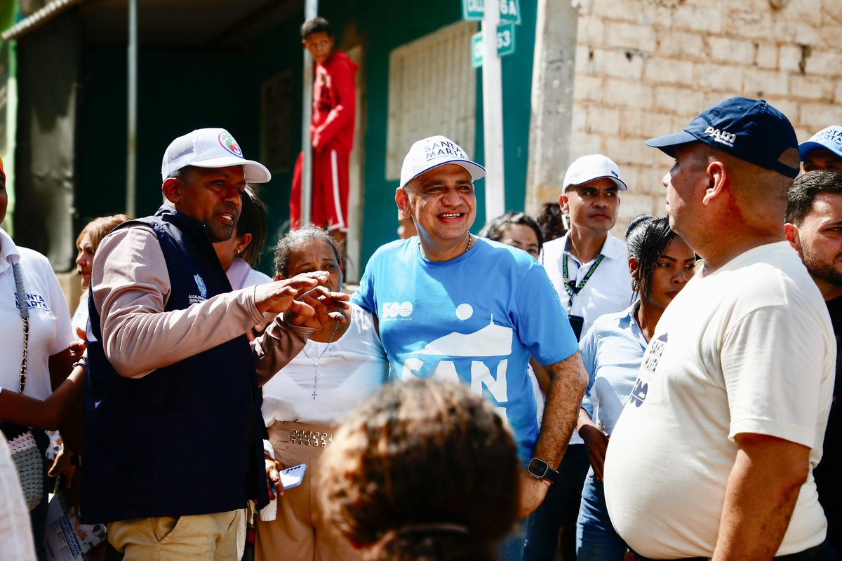 La #AlcaldíaAlBarrio llegó a Altos de Bahía Concha con becas para estudios, herramientas tecnológicas para nuestros jóvenes y toda la oferta institucional del Distrito. Es aquí, en las calles y con ustedes, mi gente, donde construimos diariamente Santa Marta.