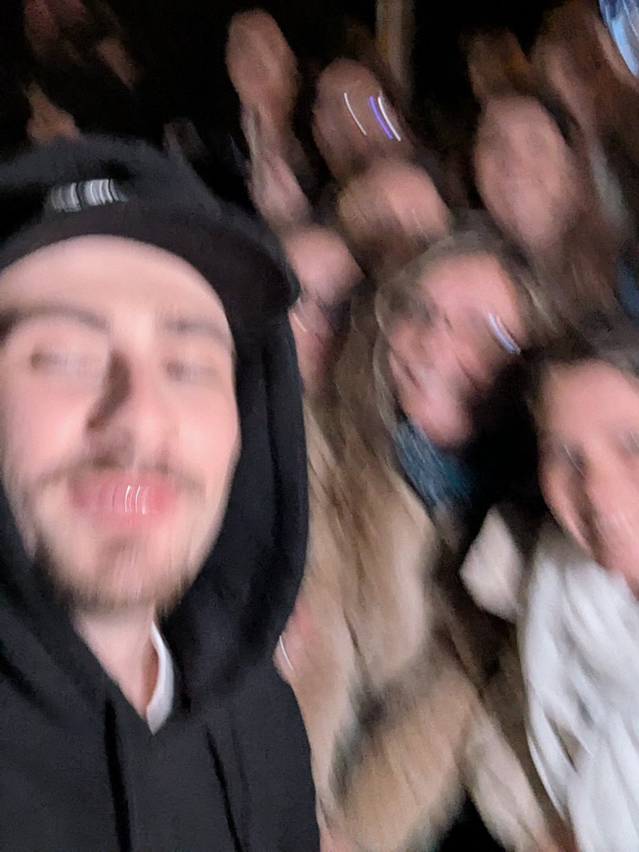 AudreyLH76's tweet photo. Au moins ce soir ... personne me volera ma photo 😂😂 
#PierreGarnier je t'aime mais cette photo c'est pas possible 😂 https://t.co/CHJna6guz1
