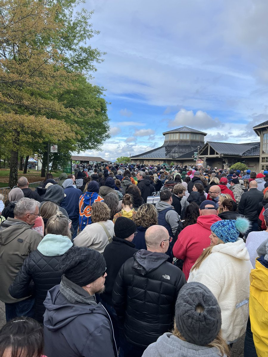 B_Zack's tweet image. Very reasonable line to get into the venue 🙄 #DMB #Bethel