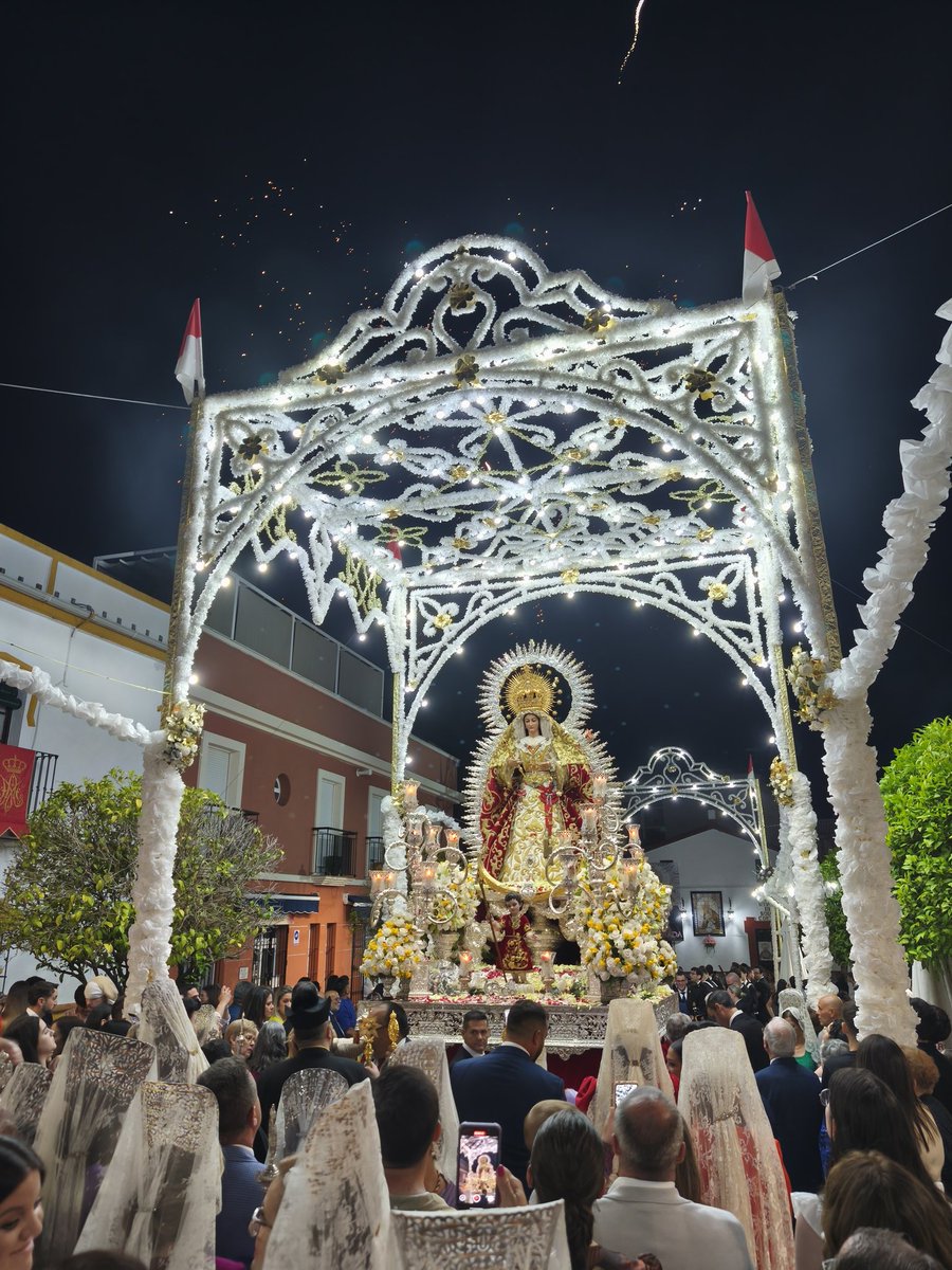 🔴 PROCESIÓN | 00:22 | La Santísima Virgen atraviesa la plaza de España mientras su pueblo canta el himno de la coronación canónica.

#SoledadCoronadaHuévar