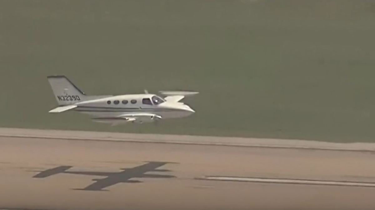 An Katastrophe vorbeigeschlittert: Fahrwerk-Ausfall - Flieger muss auf Schaum landen n-tv.de/mediathek/vide…