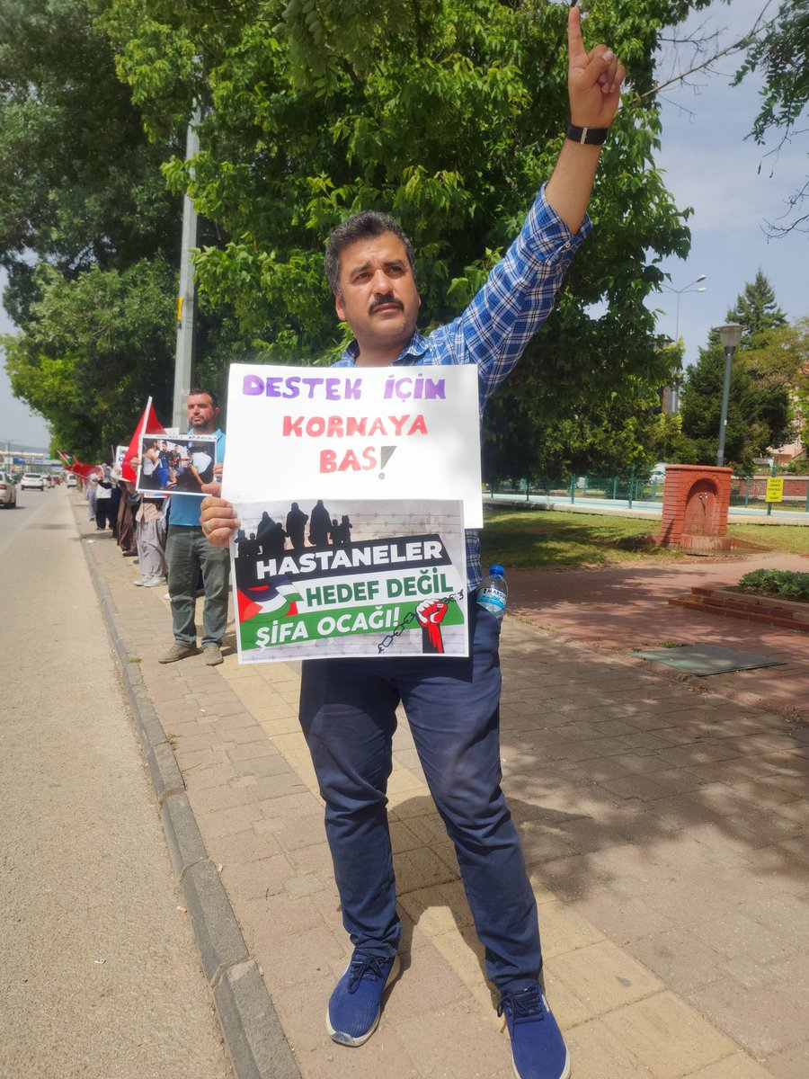 #FİLİSTİN

Filistin sınavı karşısında
Her birimize düşen vazife,
Yaşanan vahşete asla rıza Göstermemektir

Zulme ve haksızlığa
Boyun eğmemektir

Aziz milletimiz
Her zaman olduğu gibi
Bugün de zalimin karşısında
Mazlumun yanında yer alacaktır
EvelAllah