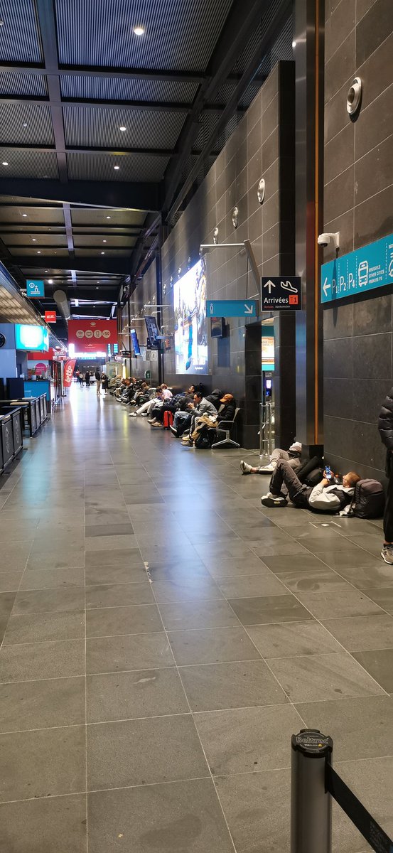 dominik_matus's tweet photo. Fakt nesnáším jak všechna letiště mají záměrně úplně nehostinné prostředí před tím, než projdeš bránou. Jakmile musíš čekat pár hodin nebo máš let brzo ráno a nic na letiště pořádně nejede, tak jsi v prdeli, můžeš spát akorát na betonu. https://t.co/BkpF9ftyTI