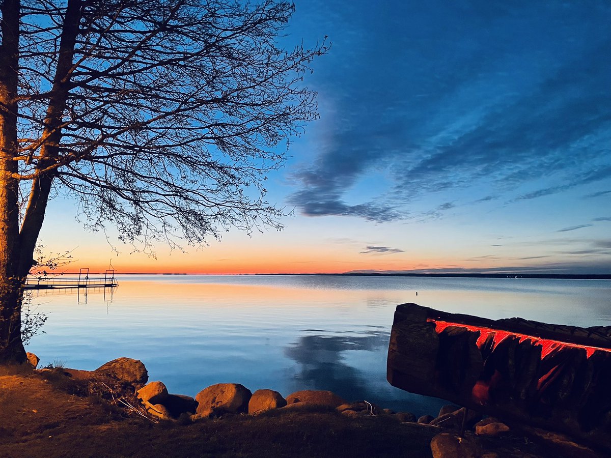 Suomen kesäyö Valasrannassa. Lavatanssit vain jatkuivat, vaikka päivä taipui yölle #kesäyö #kesä #auringonlasku