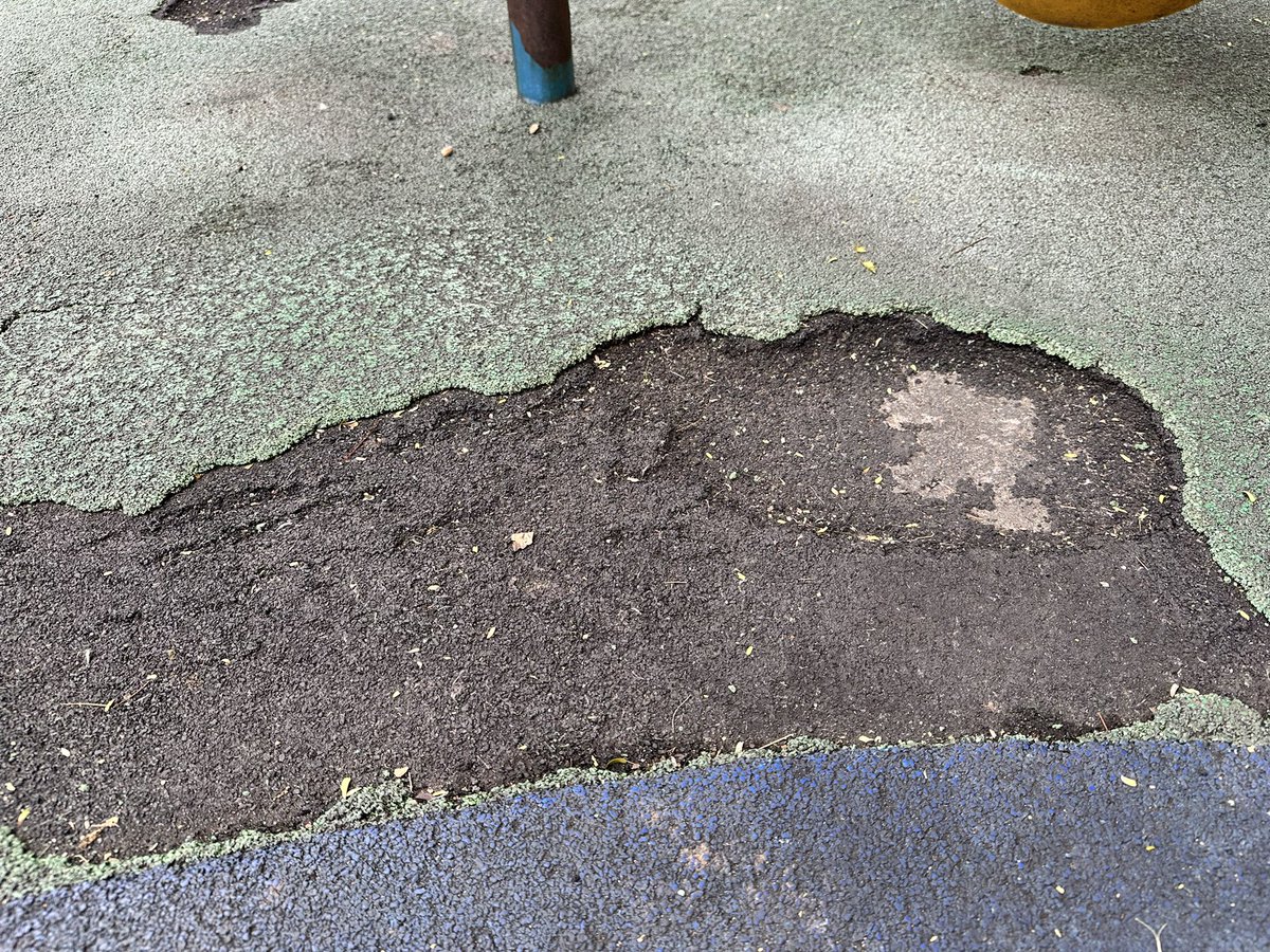 tyntxo's tweet photo. Los sectores para niños más pequeños son los más afectados, haciendo complejo que puedan caminar o correr con comodidad, los juegos casi todos deshabilitados o faltan directamente https://t.co/1nBN9k043S