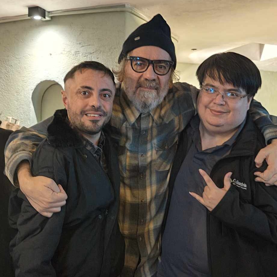 Felis dia del operador !! tipazos fundamentales para que nuestro trabajo salga impecable y que nunca son reconocidos lo suficiente 
Riny Paredes (del streaming matinal )
Alex Barreras ( Cualquiera ) 
me cuidan y me quieren 
saludos a kurt,el gaucho, francis y al uno bambino GESU
