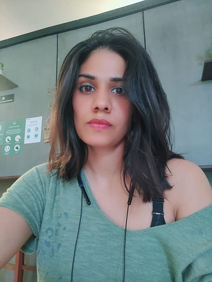 अश्लीलता
शब्दों या
चलचित्रो में
नहीं होता है
ये व्यक्ति के
मन में होता है...😏