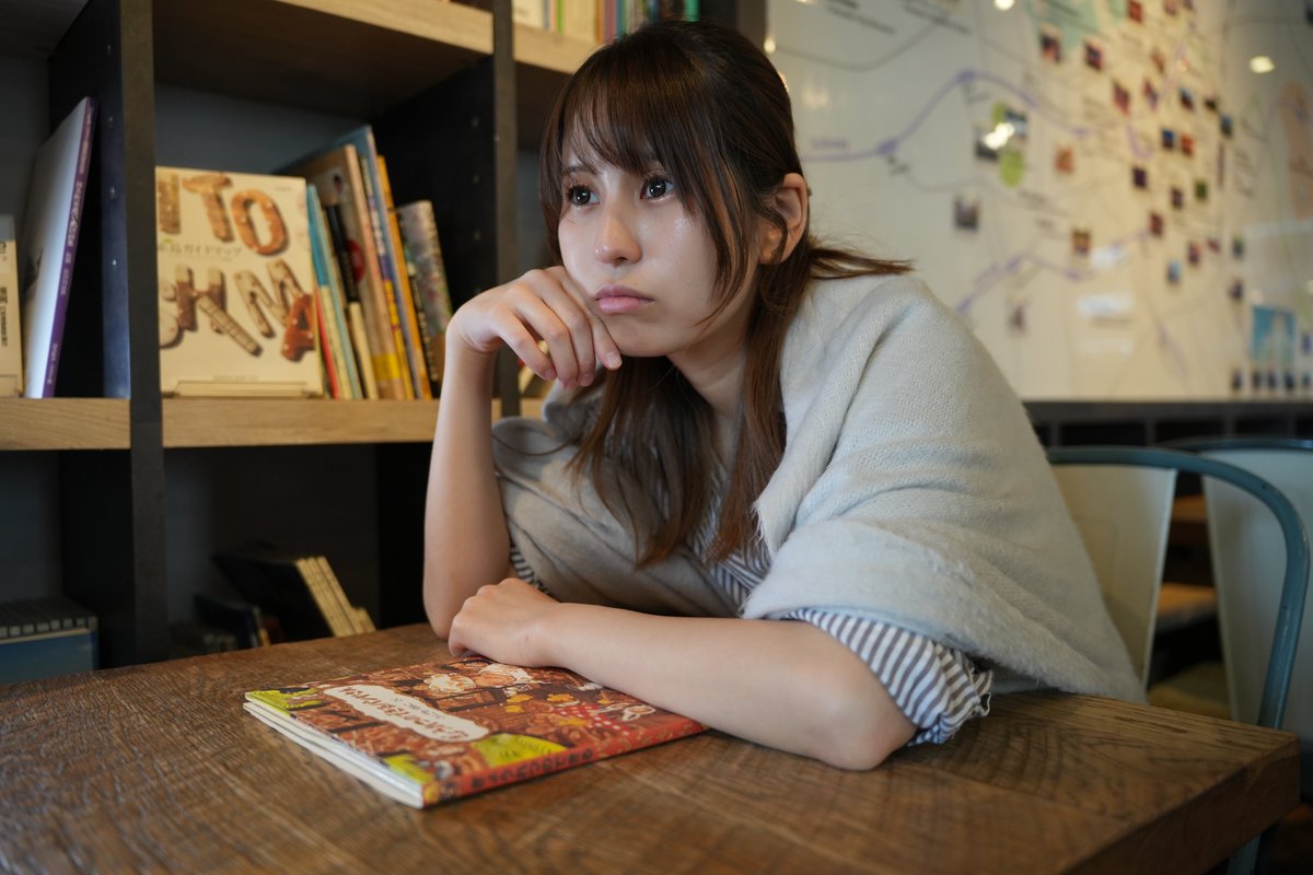 Arumagedon1965's tweet photo. 2025/04/29　HANA at Bookcafe
「次､どれ読んであげようかな？」
＃ことり撮影会（@cotosatsu)
#花（@HANA_cotori)
#Webase (https://t.co/Pe4LZrDkXj) https://t.co/0T2VgA2hkv
