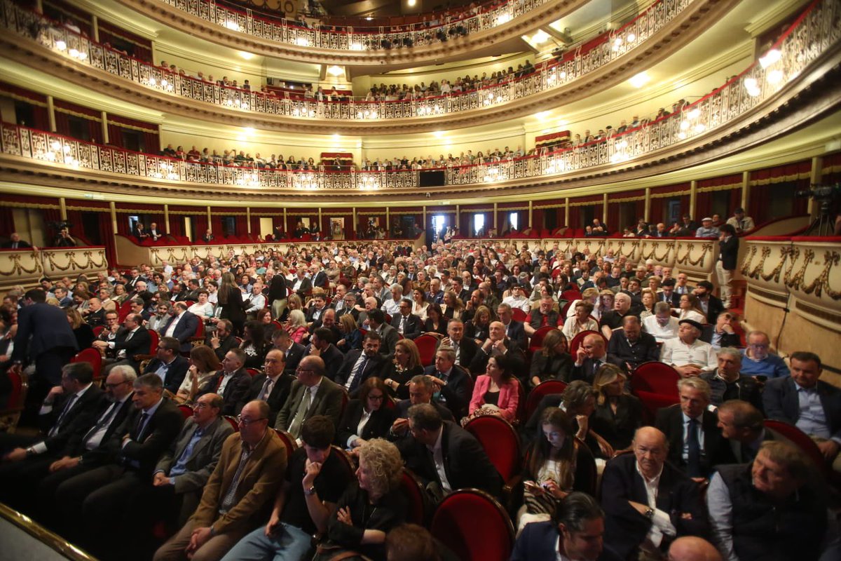 Inimaginable que con mi edad pueda estar compartiendo un panel con dos expresidentes y el fundador de uno de los diarios más importantes del mundo.

Una gran noche en Oviedo, ha sido mi primera conferencia en España.

Gracias a todos los que me acompañan y siempre están conmigo.