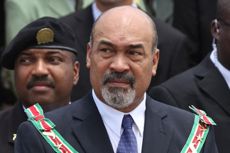 FEscrutinio's tweet photo. Bouterse gobernó diez años sin salir de Surinam para evitar el arresto y perder la presidencia implicó el fin de su inmunidad. Tras la transición escapó y se le consideró fugitivo. Fue encontrado muerto en la selva en diciembre, víctima de cirrosis por alcoholismo, a los 79 años. https://t.co/TBMkosYSus