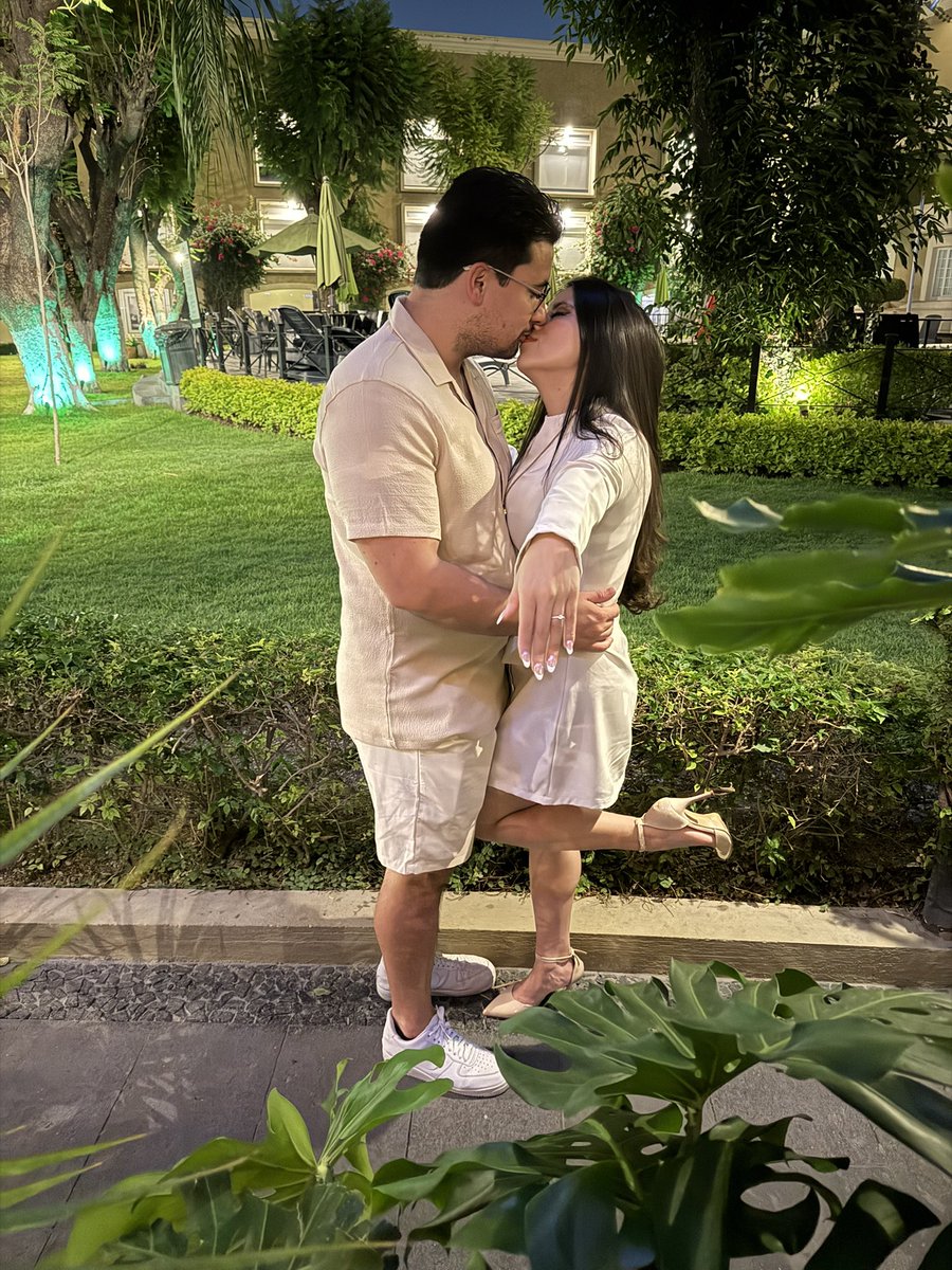 rominaob2's tweet photo. Me voy a casar y soy la más feliz, emocionada y bendecida!!!

Eres el amor de todas mis vidas mi amor @emiliovalenla https://t.co/jshEyGqNkZ