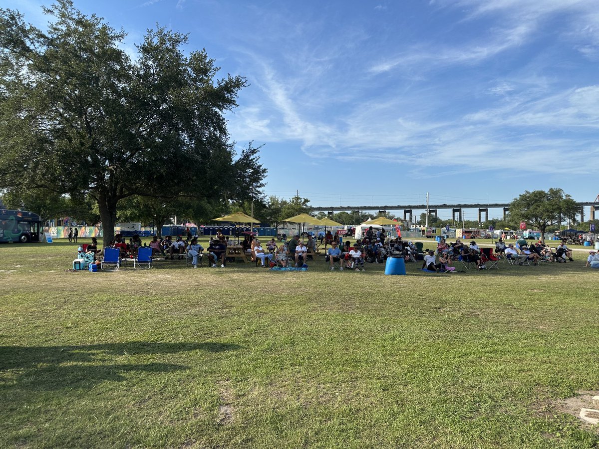 nanjpowell's tweet image. At the Jax Jazz Fest yesterday, a very hot day in FL, people gravitated to the shade of a few large oak trees in the tailgater lot. 

If we want people to come to an event, park or business, we need to keep and finding ways to plant more large canopy trees!