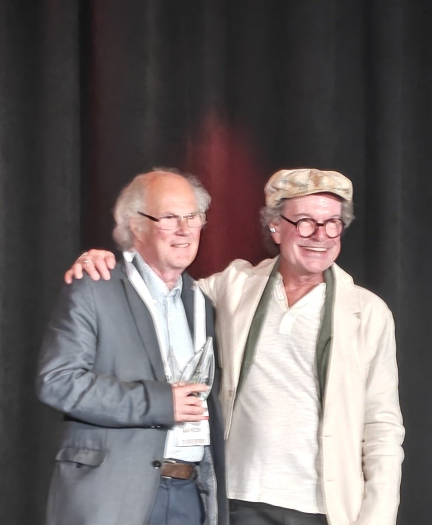 Great to see Julian Leslie get a very well deserved 'Outstanding Mentor' award at the ABAI conference in Washington 👏