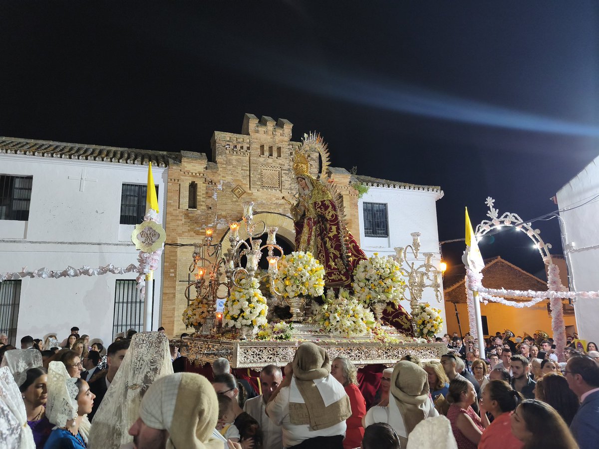 🔴 PROCESIÓN | 00:55 | La Reina y Señora de Huévar llega a la plaza de la Motilla tras una cuesta de Marinita llena de fervor desbordado.

#SoledadCoronadaHuévar