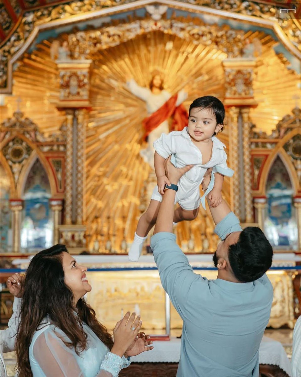 kayaldevaraj's tweet photo. Actress #AmalaPaul With Her Son #Ilai https://t.co/b9G0sybFAc