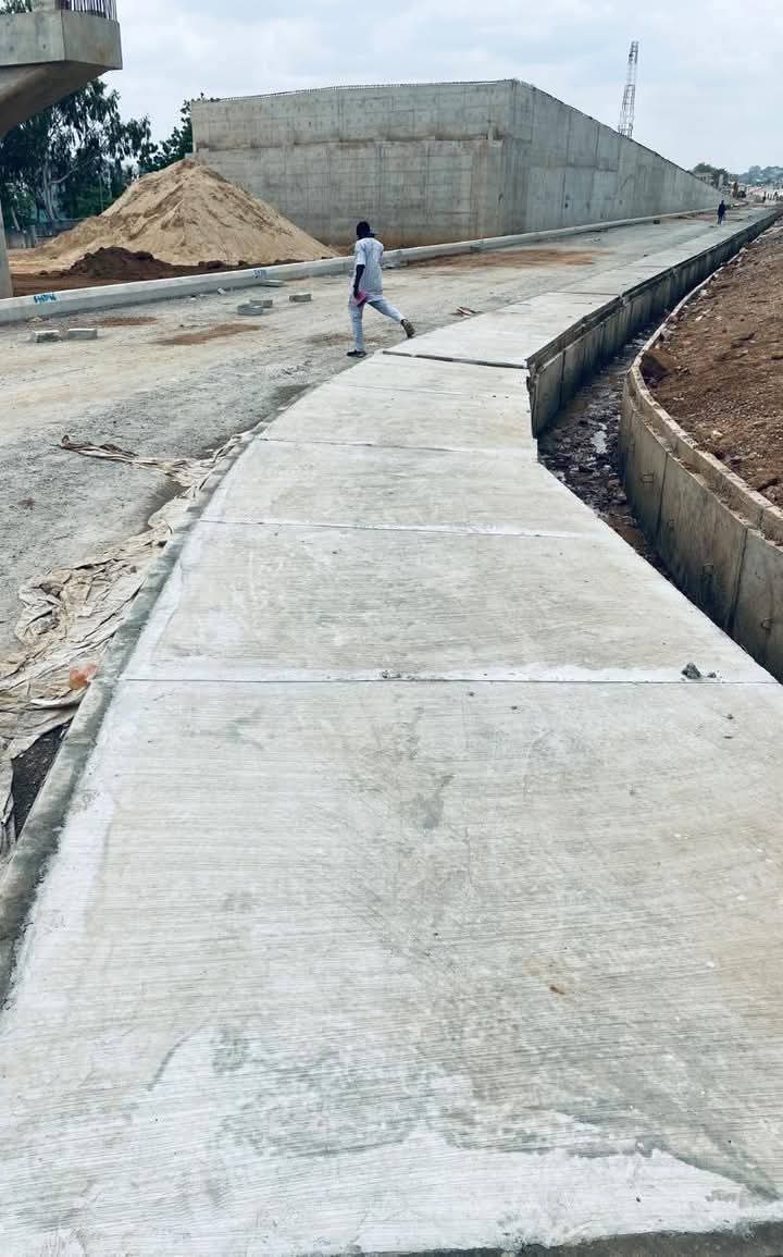 Bago_NewNiger's tweet photo. The ongoing construction of the City Gate Flyover's diversion and walkway is progressing on the right hand side when coming from Chanchaga. #NewNiger #NigerState #Minna #reelsviralシ

#NewNiger https://t.co/Nitoj2Jsi6