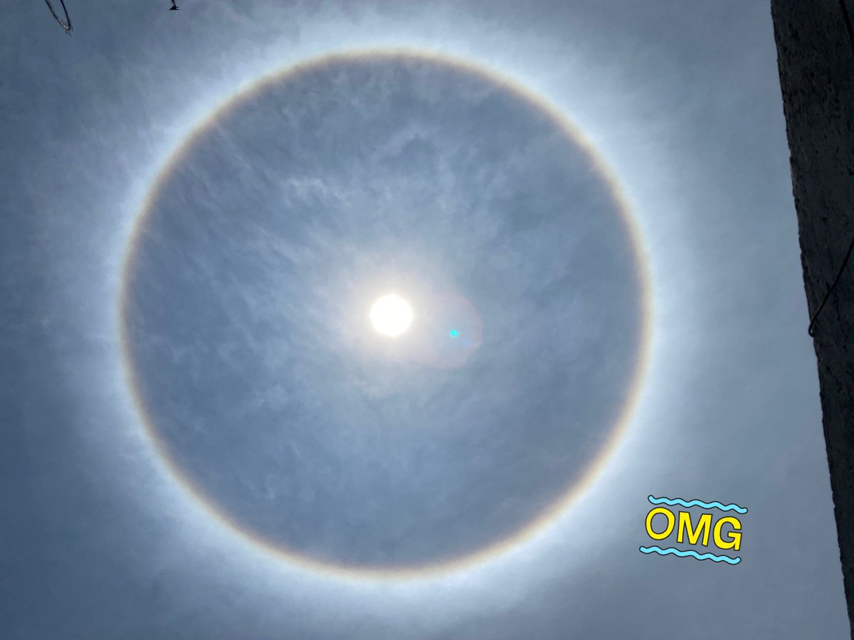 echeikon's tweet photo. Hermoso halo en el cielo de CDMX #halo #cdmx #cielo #arcoiris #halodehielo https://t.co/UK9polHPec