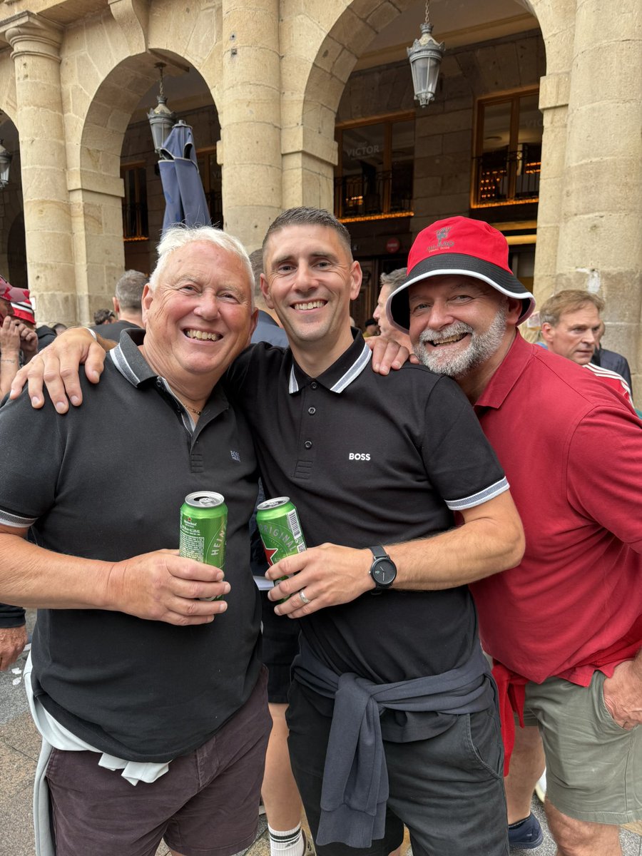 Edwardsmufc1999's tweet photo. Nothing on earth like being a red wish players would put same effort us fans did getting to Bilbao top trip shame about result 🇾🇪🇾🇪🇾🇪 https://t.co/jigsxMyHgt