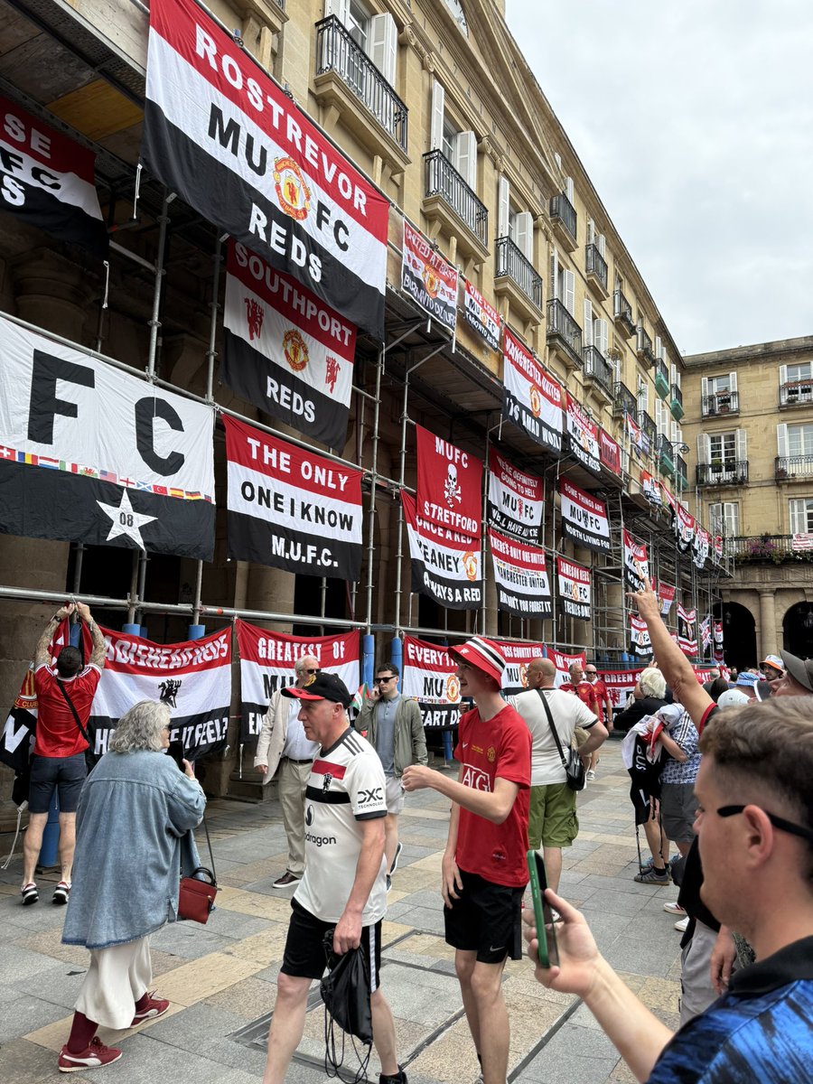 Edwardsmufc1999's tweet photo. Nothing on earth like being a red wish players would put same effort us fans did getting to Bilbao top trip shame about result 🇾🇪🇾🇪🇾🇪 https://t.co/jigsxMyHgt
