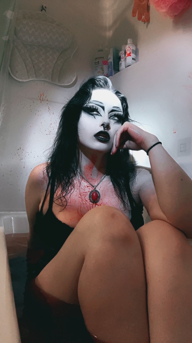 V_E1izabeth's tweet photo. Bloody hell 🩸 https://t.co/TyROof3Brc