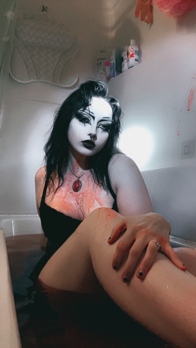 V_E1izabeth's tweet photo. Bloody hell 🩸 https://t.co/TyROof3Brc