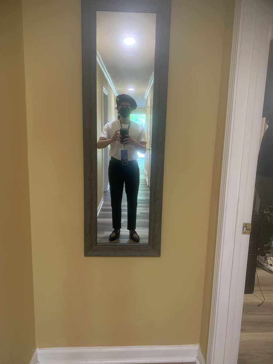 ___robbie_____'s tweet image. UPDATE HE HAS CHANGED HIS OUTFIT.