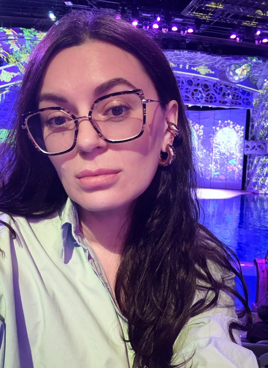 Наконец-то можно домой ура! Ужасно устала, скорее бы лечь и поднять ноги на стену