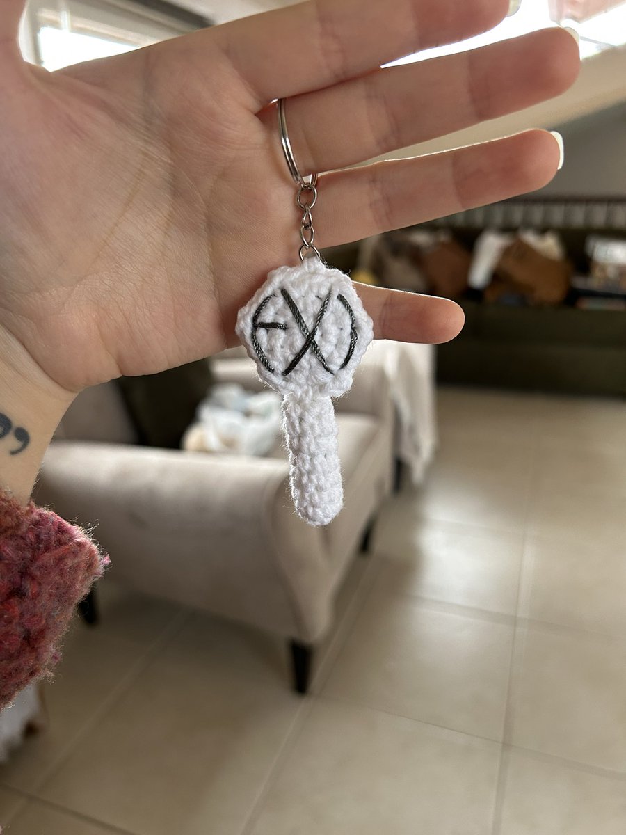 gabepacheco's tweet photo. Primeiro chaveirinho da lightstick do exo 100% pronta pra ir no show do baekhyun 🥰 https://t.co/fbCzlqMtw5