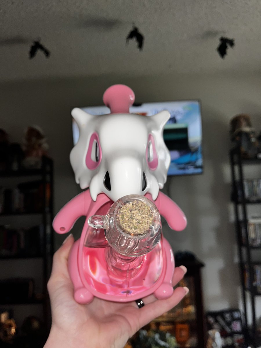 Cleaned <a href="/graydelicious/">graydeliora</a> bong for her! 🤝🏻🩷 Look how adorable! #pokemon