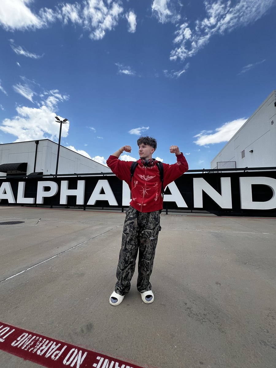 LIVE AT ALPHALAND 

twitch.tv/h1ghsky1