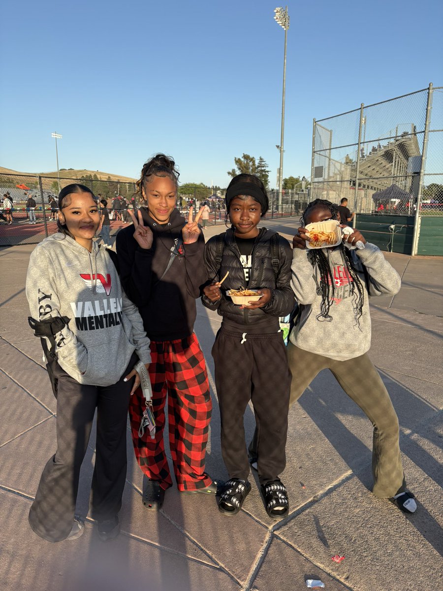 Z_Washington_'s tweet photo. NCS Championship at Dublin Ca 
Qualified events : 3rd 🥉200m overall 7th / 1st🥇400m overall 4th / 4x1 overall 10th came in 4th. https://t.co/uKluBX7iBM