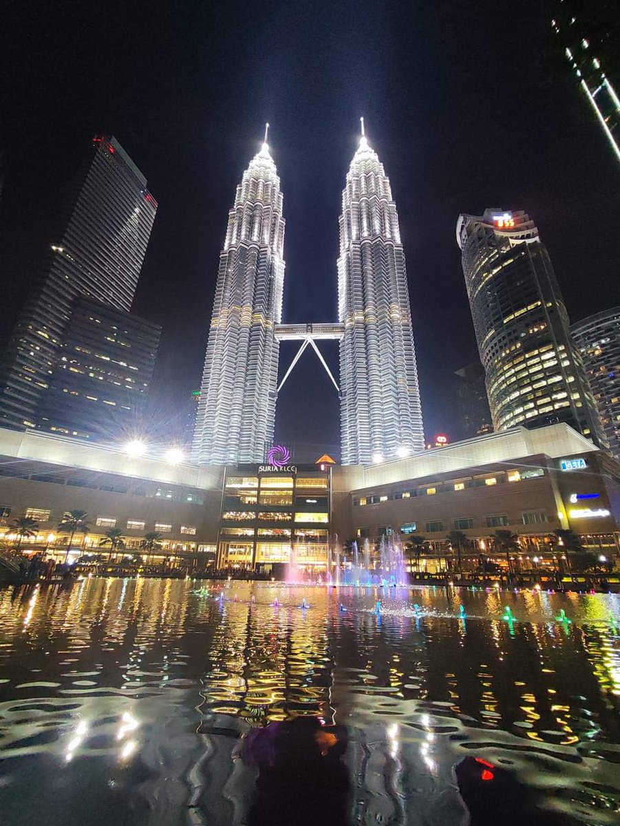 ALIMBAlimb2's tweet photo. Klcc https://t.co/4jBEgiWqAy