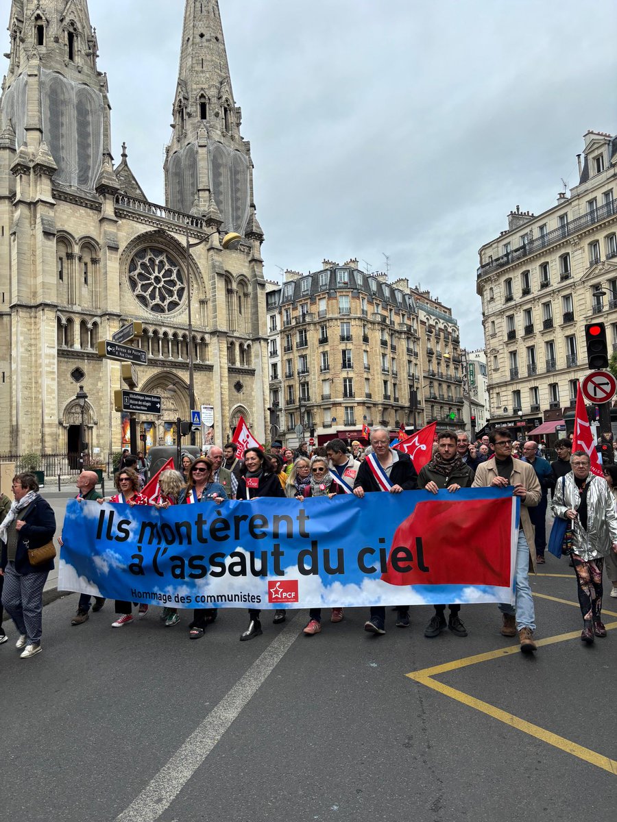 PerspCommuniste's tweet photo. 🚩 Montée au mur des fédér��s au cimetière du Père Lachaise.

Des milliers de manifestants rendent hommage aux communards et à la Commune de Paris (1871).

Une initiative de l'association des Amies et Amis de la Commune de Paris 1871.

La Commune n'est pas morte ! 🚩 https://t.co/YYvq8jThFz