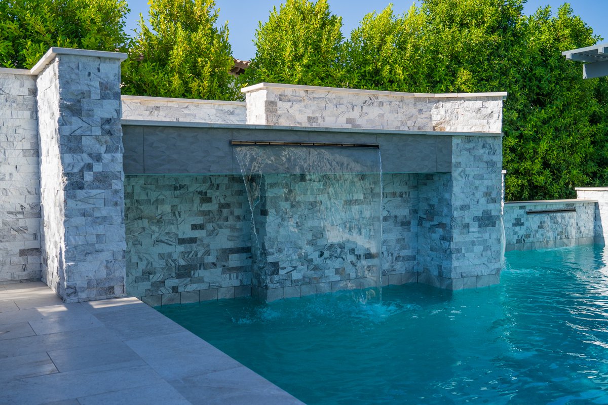 calpool's tweet image. Sliding into this holiday weekend 🔷◻️🔷◻️  

This Gilbert backyard has the ultimate setup for cooling off while spending time in the sun, featuring a modern grotto waterslide with a sheer descent waterfall💦 

#calpools #azpoolbuilder #arizonapools #poolsofarizona #backyardgoals