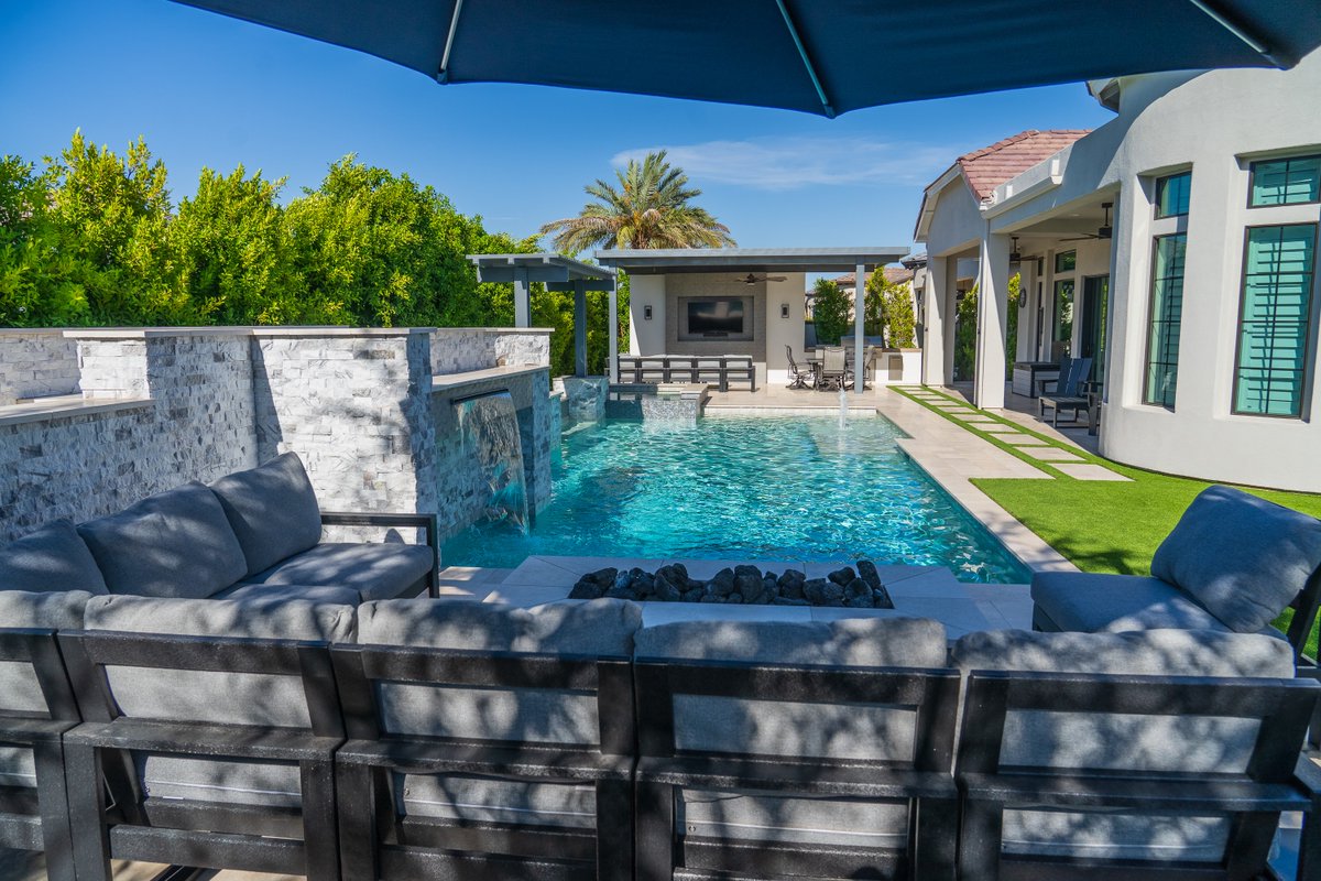 calpool's tweet image. Sliding into this holiday weekend 🔷◻️🔷◻️  

This Gilbert backyard has the ultimate setup for cooling off while spending time in the sun, featuring a modern grotto waterslide with a sheer descent waterfall💦 

#calpools #azpoolbuilder #arizonapools #poolsofarizona #backyardgoals
