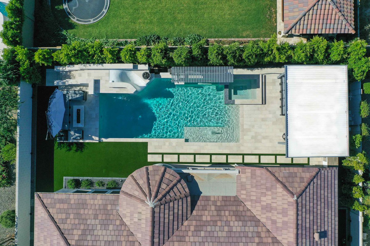 calpool's tweet image. Sliding into this holiday weekend 🔷◻️🔷◻️  

This Gilbert backyard has the ultimate setup for cooling off while spending time in the sun, featuring a modern grotto waterslide with a sheer descent waterfall💦 

#calpools #azpoolbuilder #arizonapools #poolsofarizona #backyardgoals