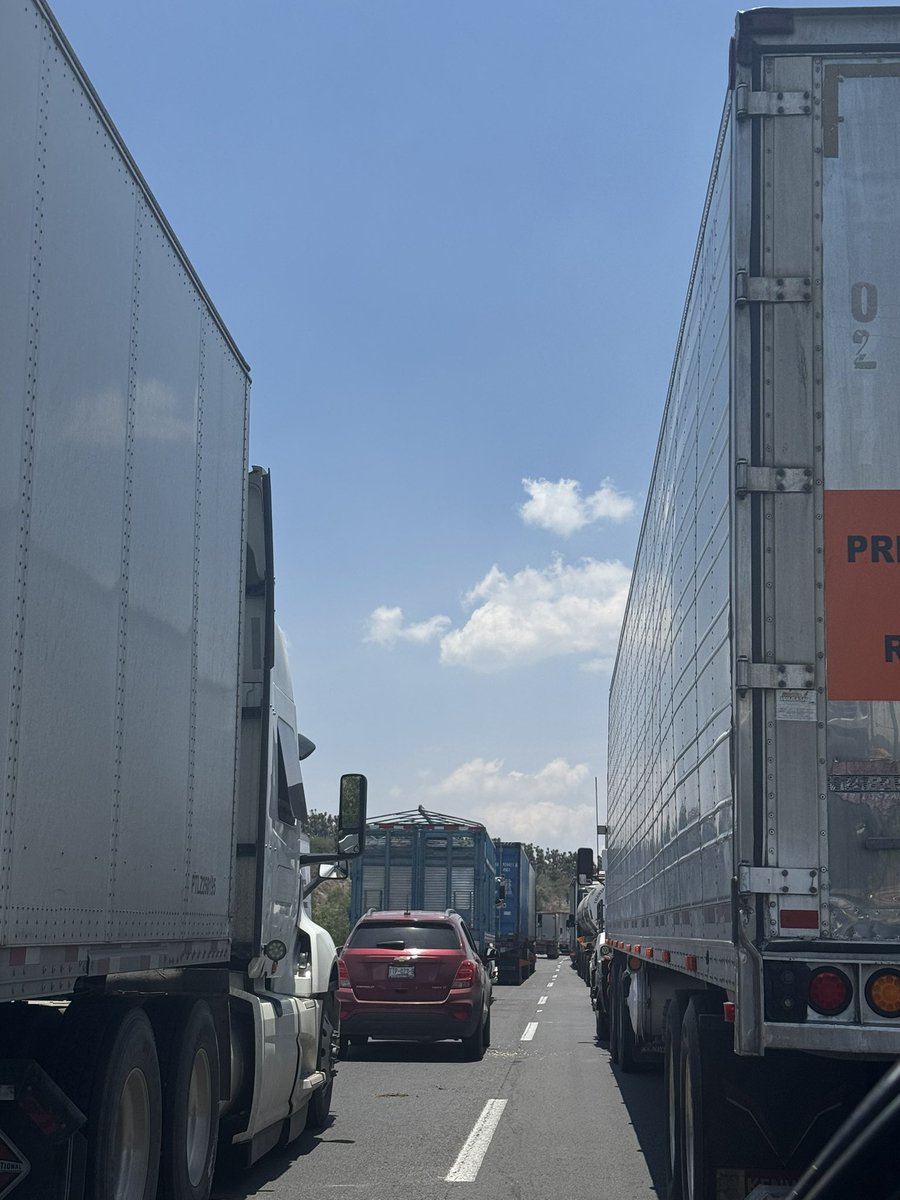 rey_elite's tweet photo. @arconorte  agilicen el tráfico el calor está insoportable llevamos más de tres horas detenidos. @CAPUFE  @GN_Carreteras https://t.co/ggKZJ1YQ8m