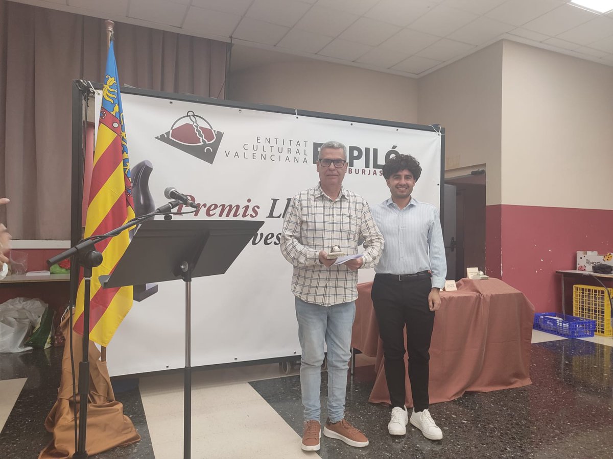 🏆✒️Premis Lliteraris d'El Piló de Burjassot

👏Volem donar l'enhorabona a l'entitat El Piló de #Burjassot per la magnífica llabor que realisa, de forma incansable, en favor de la llengua valenciana i la preservació de la nostra cultura. Un treball admirable que mereix tot el