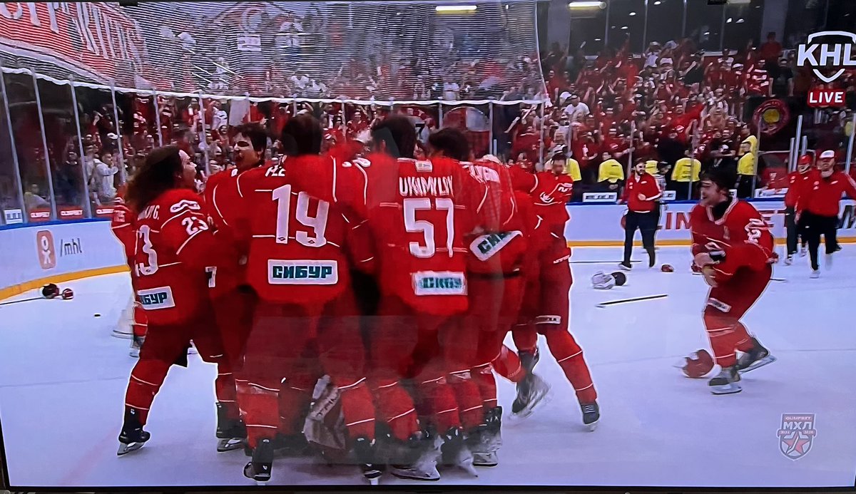 Поздравляю МХК Спартак 🔴⚪️ с победой в финале Кубка Харламова!!! 🏆 

Потрепали нервы, когда счет в серии против сосиСКА с 3:0 на 3:3 случился, но сегодня собрались и добили мерзость эту болотную. 

Хоть МХК, блять, что-то выиграл. 
Всем пить! 🎊🎉🎊

Отличный день для Питера 😂