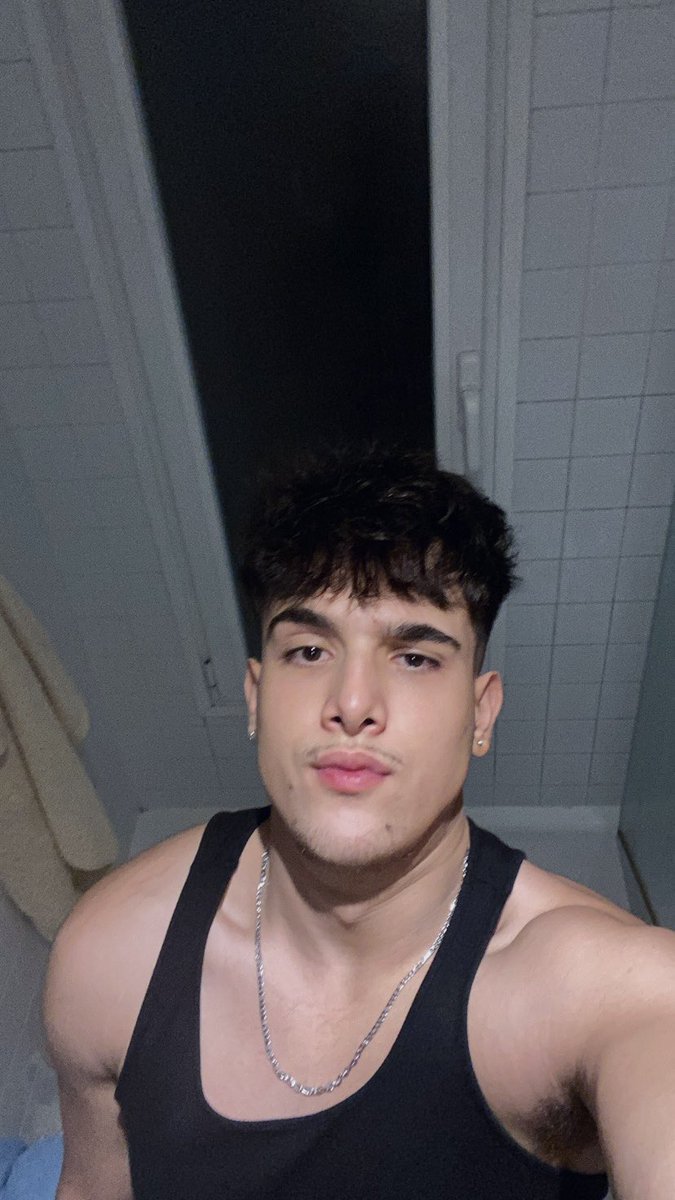 AlphaaDavidd's tweet photo. no os resistáis a mi chuchos de mierda soy un alfa como dios manda #cashmale #alphadomination #cashdrain #feetiworkship https://t.co/hp70nguNW5