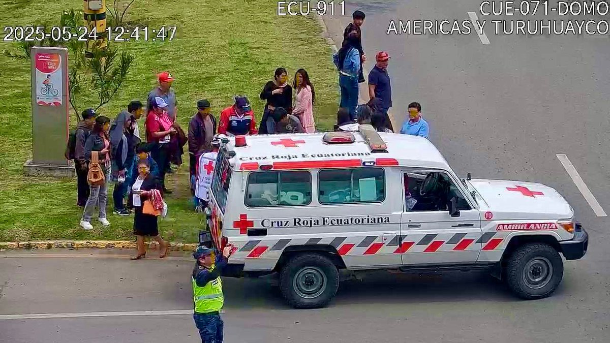 #ATENCIÓN || Esta tarde se registró un choque entre una motocicleta 🏍 y carro 🚘 en la Av. de Las Américas y Turuhuayco, redondel de Miraflores una persona resultó herida y fue atendida por personal de la <a href="/CRUZROJAZUAY/">CRUZ ROJA DEL AZUAY</a> en el sitio. Agentes de la <a href="/emov_ep/">EMOV EP Cuenca</a> tomaron procedimiento.