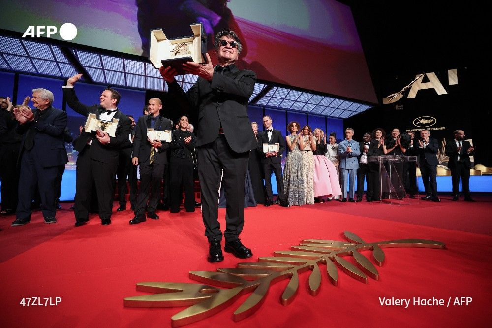 afpfr's tweet photo. ⭐#Cannes2025 : opposant au pouvoir iranien, le réalisateur Jafar Panahi a consacré sa vie au cinéma en défiant la censure, parfois au prix de sa liberté, jusqu'à sa consécration par une Palme d'or à Cannes #AFP 
Son portrait : ➡️ https://t.co/w1594lORP5 https://t.co/ec43SEwv60