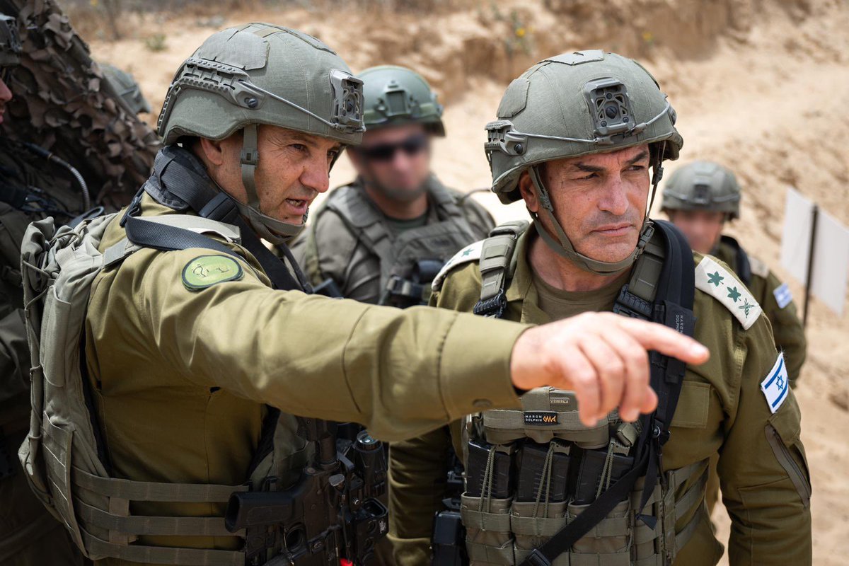 השבוע נזכרתי במוחמד בועזיזי – רוכל פירות טוניסאי שהצית את עצמו והבעיר אחריו את האביב הערבי. לעיתים, שינויים המתרחשים מתחת לפני השטח קשה להעריך את השפעתם העתידית עד שהם מתפרצים.
כך אולי גם בעזה: בחודשים האחרונים מתהווה פוטנציאל לשינוי עומק, המשלב מאמץ צבאי נחוש עם פגיעה שיטתית