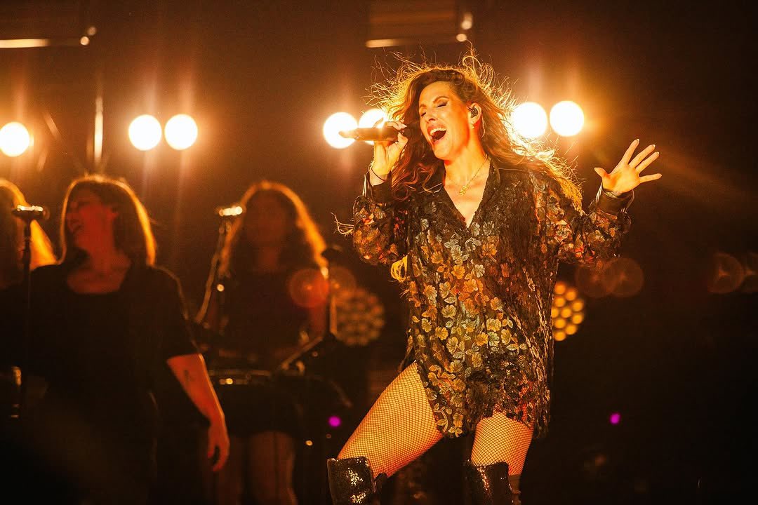 🇨🇱✨ Malú conquistó el Gran Arena Monticello de Chile en una noche llena de emociones, éxitos y reencuentros inolvidables.

Malú continuará la celebración de sus 27 años de carrera subiéndose esta noche sobre el escenario del Teatro Opera de Buenos Aires, poniendo el broche final
