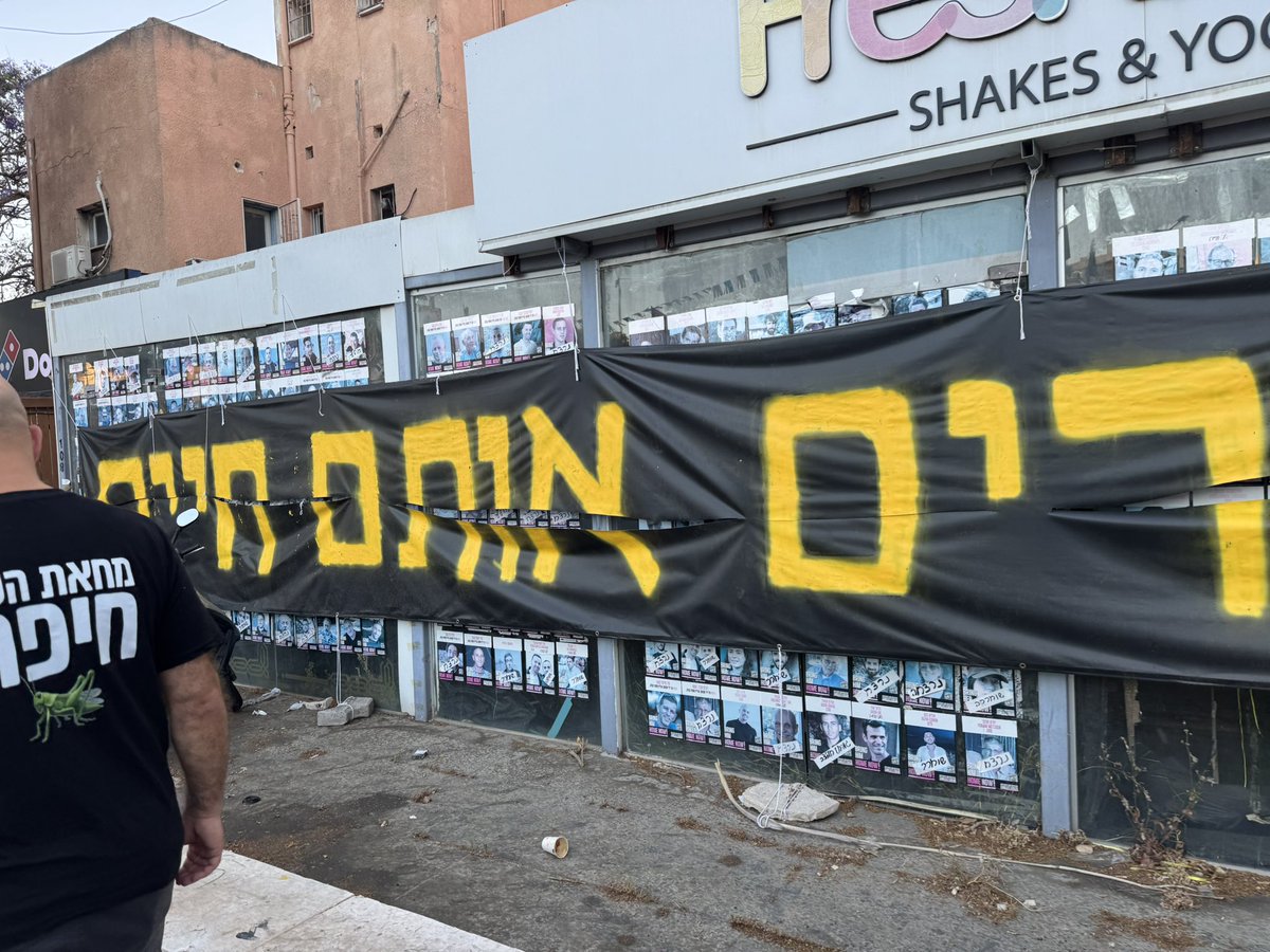 מחאת העם חיפה (@haifaprotest) on Twitter photo למי בחיפה האמת כל כך כואבת שהוא הגיע כמו אפס מאופס לכיכר החטופים החיפאית לחתוך את השלט ״קוברים אותם חיים״?!
ומה הסיכוי שמדובר בביביסט?!
ממשלת הדמים קוברת אותם חיים, דם החטופים על ידיהם ולא משנה כמה שלטים ייחתכו, שום דבר לא יכפר על החרפה הזו.
<a href="/BringThemHome23/">מטה המשפחות להחזרת החטופים והנעדרים</a>
<a href="/Hofshi_Israel/">חופשי בארצנו - מטה המאבק</a> למי בחיפה האמת כל כך כואבת שהוא הגיע כמו אפס מאופס לכיכר החטופים החיפאית לחתוך את השלט ״קוברים אותם חיים״?!
ומה הסיכוי שמדובר בביביסט?!
ממשלת הדמים קוברת אותם חיים, דם החטופים על ידיהם ולא משנה כמה שלטים ייחתכו, שום דבר לא יכפר על החרפה הזו.
<a href="/BringThemHome23/">מטה המשפחות להחזרת החטופים והנעדרים</a>
<a href="/Hofshi_Israel/">חופשי בארצנו - מטה המאבק</a>