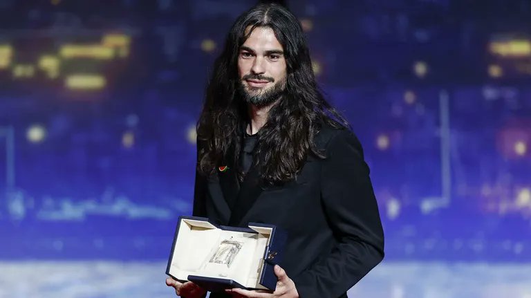 Hoxe o audiovisual galego está de celebración! 🥳🥳Oliver Laxe gaña o Premio do Xurado no Festival de Cannes polo filme Sirât.
Parabéns a todo o equipo!! 👏👏
📸 Reuters