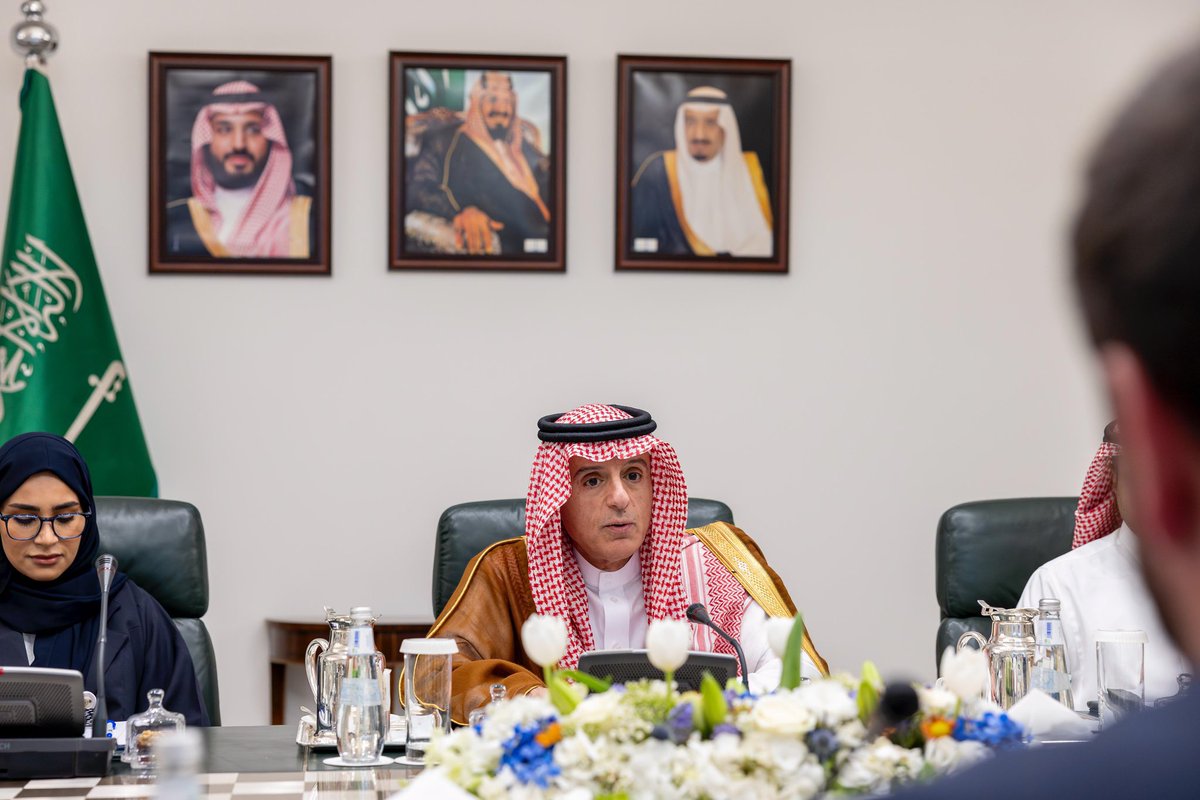 🔔| الشبكة السعودية الإخبارية #SNN 

خبر اليـوم: وزير الدولة للشؤون الخارجية يستقبل وفدًا من مجلس النواب الأمريكي

استقبل وزير الدولة للشؤون الخارجية #عادل_الجبير، وفدًا من مجلس النواب الأمريكي برئاسة رئيس اللجنة الفرعية لشؤون الشرق الأوسط وشمال أفريقيا #مايكل_لولر استعرضا خلال