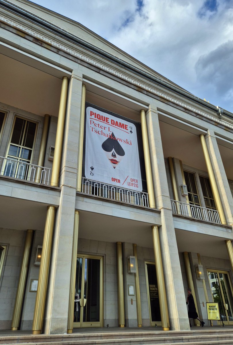 Opernjunkie's tweet photo. "Tri karti, tri karti, tri karti…"
Heute die #PiqueDame von #Fioroni am der #OperLeipzig nachholen ♠️ #Tschaikowsky https://t.co/WnUr2k6W1N